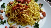 Ostré špagety s česnekem, chilli papričkou, petrželkou a slaninou