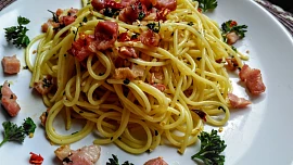Ostré špagety s česnekem, chilli papričkou, petrželkou a slaninou