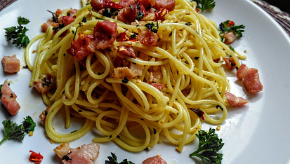 Ostré špagety s česnekem, chilli papričkou, petrželkou a slaninou