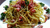 Ostré špagety s česnekem, chilli papričkou, petrželkou a slaninou