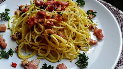 Ostré špagety s česnekem, chilli papričkou, petrželkou a slaninou