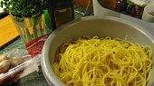 Ostré špagety s česnekem, chilli papričkou, petrželkou a slaninou