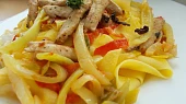 Pappardelle s krůtím masem a barevnými paprikami