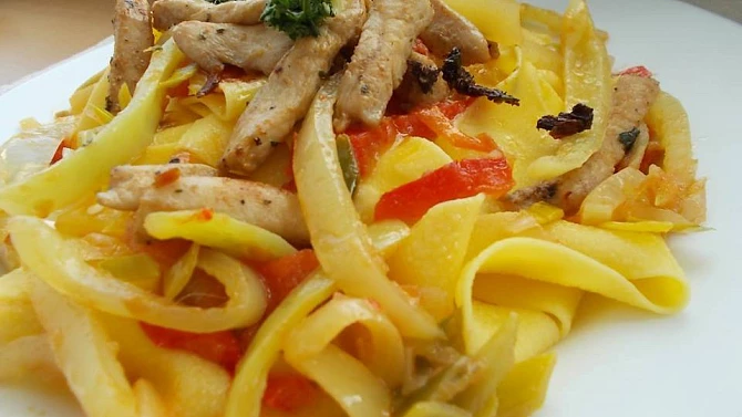 Pappardelle s krůtím masem a barevnými paprikami