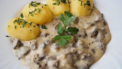 Plíčky na smetaně s hrubozrnnou hořčicí
