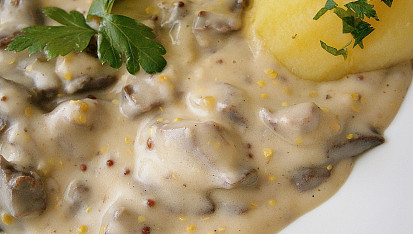 Plíčky na smetaně s hrubozrnnou hořčicí