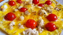Vaječná omeleta s restovaným květákem a cherry rajčaty