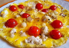 Vaječná omeleta s restovaným květákem a cherry rajčaty