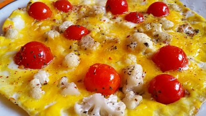 Vaječná omeleta s restovaným květákem a cherry rajčaty