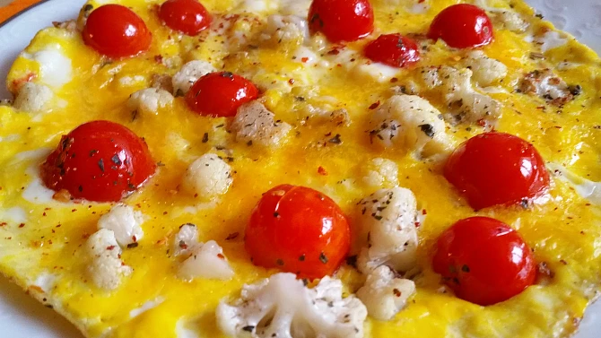 Vaječná omeleta s restovaným květákem a cherry rajčaty