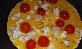 Vaječná omeleta s restovaným květákem a cherry rajčaty