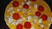 Vaječná omeleta s restovaným květákem a cherry rajčaty