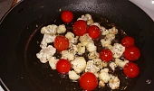 Vaječná omeleta s restovaným květákem a cherry rajčaty