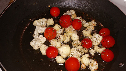 Vaječná omeleta s restovaným květákem a cherry rajčaty