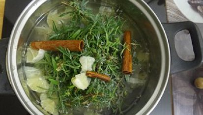 Vánoční levandulový med (na vánoční cukroví), Všechny potřebné ingredience máme v hrnci