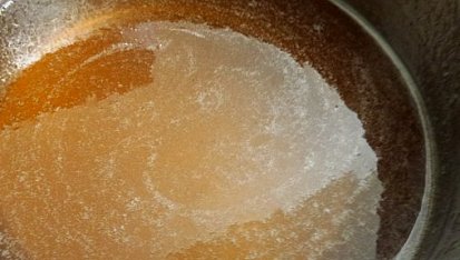 Vánoční levandulový med (na vánoční cukroví), Druhý den scedíme, znovu začínáme vařit, přisypáváme cukr a směs houstne