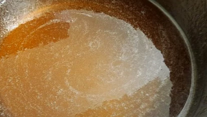 Vánoční levandulový med (na vánoční cukroví), Druhý den scedíme, znovu začínáme vařit, přisypáváme cukr a směs houstne