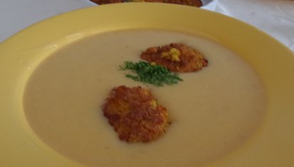 Výjimečná polévka se zapečenými nočkami z červené čočky, Polévka je velmi hustá, takže nočky se jen tak lehce nepotopí. U nás tato polévka v mnoha variacích zdomácněla.