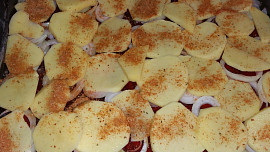 Zapékané brambory s mletým masem a červenou řepou