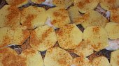 Zapékané brambory s mletým masem a červenou řepou