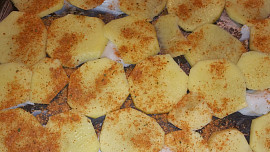 Zapékané brambory s mletým masem a červenou řepou