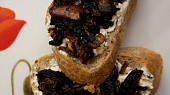 Crostini s tymiánovou riccotou a grilovanými houbami