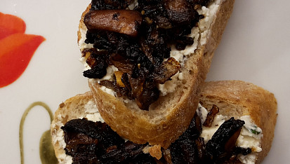 Crostini s tymiánovou riccotou a grilovanými houbami