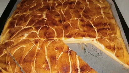 Hruškový koláč s tvarohem, na plechu po upečení