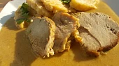 Jemná omáčka s hořčicí, sušenými rajčátky s  vepřovým špalíčkem