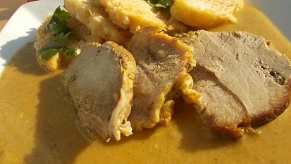 Jemná omáčka s hořčicí, sušenými rajčátky s  vepřovým špalíčkem