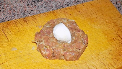 Kuličky z mletého masa plněné mozzarellou
