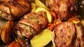 Kuřecí stehna s pestem balená ve slanině, Kuřecí stehna s pestem balená ve slanině