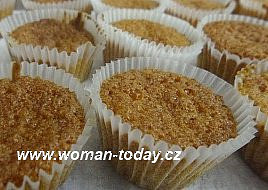 Levandulové cupcakes, Těsto peču rovnou v košíčcích, košíčky plním do 2/3 neboť těsto naskočí. 