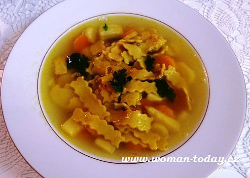 Maričina zdravá polévka s domácími kurkumovými těstovinami