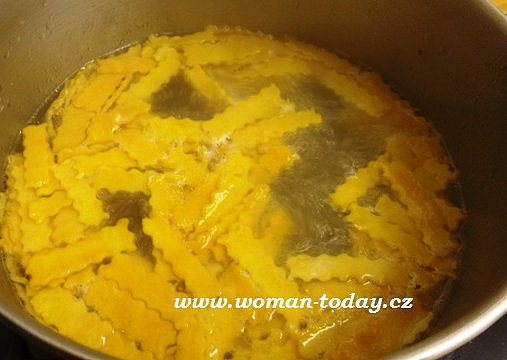 Maričina zdravá polévka s domácími kurkumovými těstovinami (Těstoviny vkládáme až do opravdu vařící se vody)