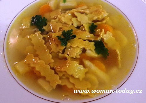 Maričina zdravá polévka s domácími kurkumovými těstovinami