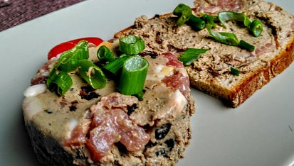 Paštika z kachních jater s brusinkami  a švestkami