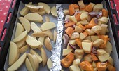 Pečená dýně s bramborami, pórkem a česnekem