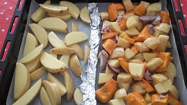 Pečená dýně s bramborami, pórkem a česnekem