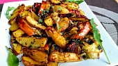 Pečená dýně s bramborami, pórkem a česnekem