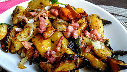 Pečená dýně s bramborami, pórkem a česnekem