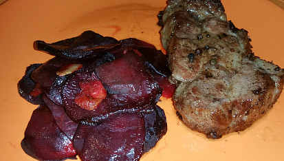 Pečená krkovička na růžovém pepři s červenou řepou na česneku
