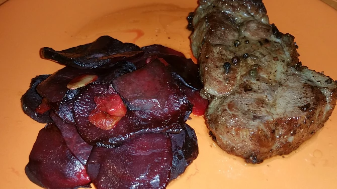Pečená krkovička na růžovém pepři s červenou řepou na česneku