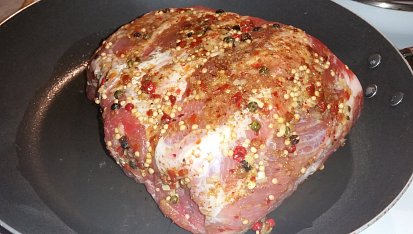 Pečená krkovička na růžovém pepři s červenou řepou na česneku