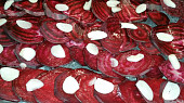 Pečená krkovička na růžovém pepři s červenou řepou na česneku