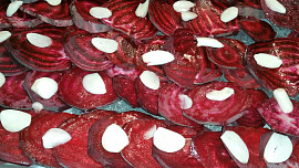 Pečená krkovička na růžovém pepři s červenou řepou na česneku