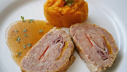 Plněná masová roláda z více druhů surovin