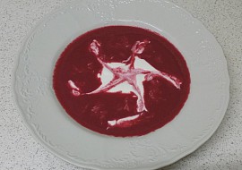 Polévka z červené řepy s křenem (na talíři posypeme čerstvým strouhaným křenem a zdobíme zakysanou smetanou)