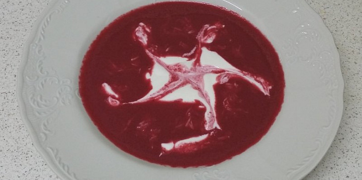 Polévka z červené řepy s křenem (na talíři posypeme čerstvým strouhaným křenem a…)