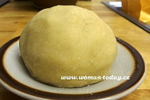 Těsto bude lepší, když si je připravíme z dortové mouky. Recept na mém webu.